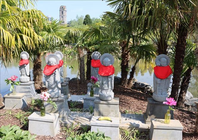 Các bức tượng đá Jizo đặc trưng của Nhật Bản. Ảnh: Hương Giang - PV TTXVN tại Bỉ