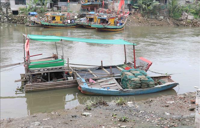 Bè mảng của ngư dân xã Diễn Ngọc (huyện Diễn Châu, Nghệ An) khai thác thủy, hải sản bằng lưới bát quái. Ảnh: Xuân Tiến - TTXVN 