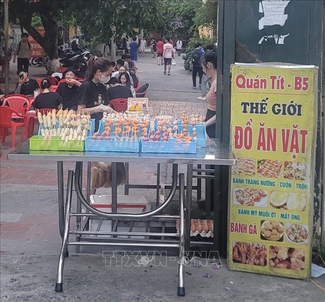 Quán xiên nướng gần khu vực trường Đại học Mở. Ảnh: Phương Anh-TTXVN