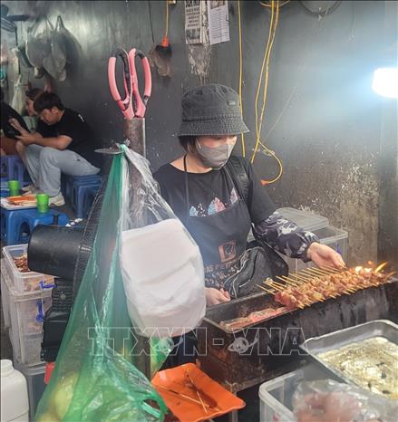 Quán xiên nướng gần trường Tiểu học Võ Thị Sáu, quận Hoàn Kiếm. Ảnh: Phương Anh-TTXVN