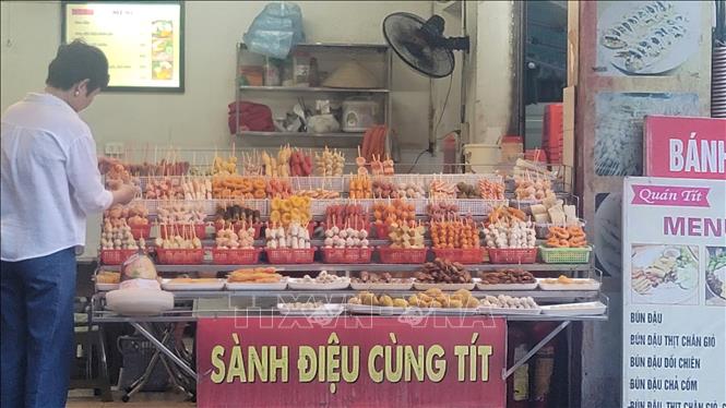 Hàng quán bán các loại xiên nướng xung quanh khu vực Đại học Bách Khoa khó kiểm soát được việc đảm bảo an toàn vệ sinh thực phẩm. Ảnh: Phương Anh-TTXVN