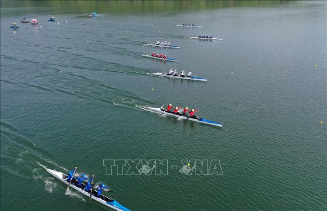The National Rowing and Canoeing Championships 2024 opens on the Dong Nghe lake in the central city of Da Nang on May 11. VNA Photo: Trần Lê Lâm