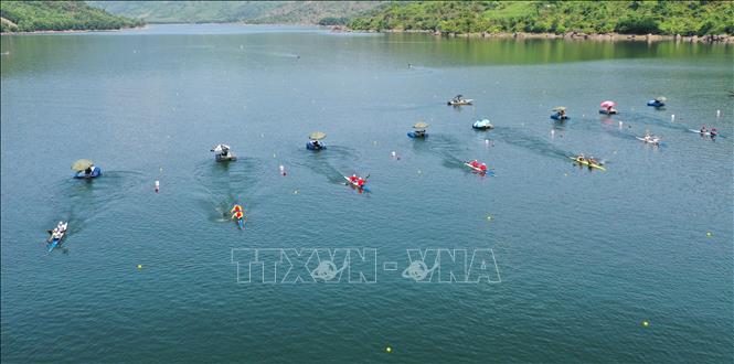 The National Rowing and Canoeing Championships 2024 opens on the Dong Nghe lake in the central city of Da Nang on May 11. VNA Photo: Trần Lê Lâm