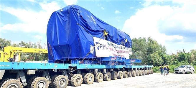 (Tư liệu): Vận chuyển kiện hàng đầu tiên trong 6 kiện thiết bị nặng và quan trọng nhất của dự án về bến của Nhà máy nhiệt điện Nhơn Trạch 3 và Nhơn Trạch 4 tại Đồng Nai, ngày 15/8/2023. Ảnh: TTXVN phát