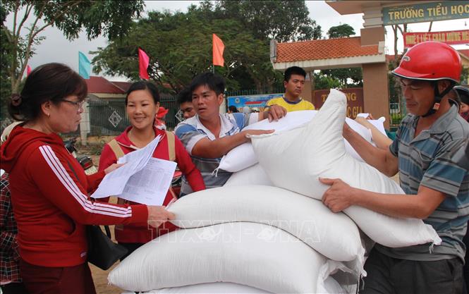 Cục dữ trữ Nhà nước khu vực Nam Tây Nguyên tổ chức phân bổ gạo hỗ trợ cho học sinh các trường thuộc các xã vùng III đặc biệt khó khăn trên địa bàn. Ảnh (tư liệu): Phạm Cường-TTXVN