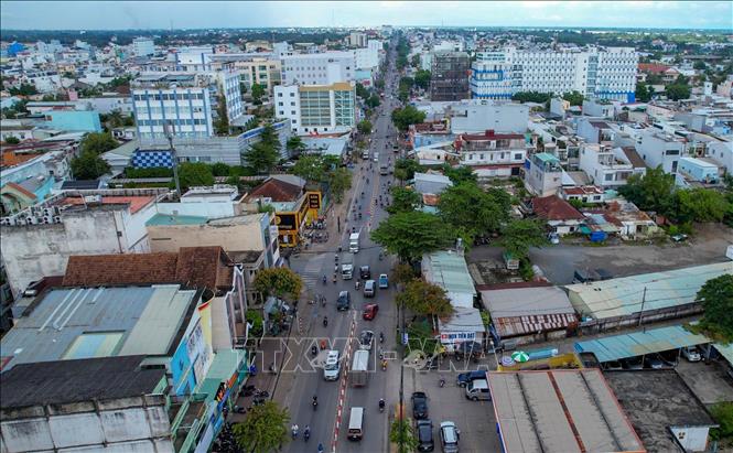 Đường Cách Mạng Tháng Tám, một đoạn trong 7km còn lại của Quốc lộ 91 sẽ được nâng cấp, mở rộng nền đường lên thành 37m. Ảnh: Thanh Liêm - TTXVN