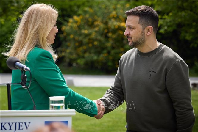 Tổng thống Ukraine Volodymyr Zelensky (phải) trong cuộc gặp người đồng cấp Slovakia Zuzana Caputova tại thủ đô Kiev, ngày 10/5/2024. Ảnh: AFP/TTXVN