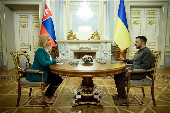 Tổng thống Ukraine Volodymyr Zelensky (phải) trong cuộc hội đàm với người đồng cấp Slovakia Zuzana Caputova tại thủ đô Kiev, ngày 10/5/2024. Ảnh: AFP/TTXVN