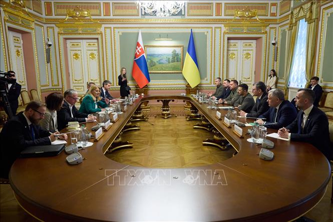 Tổng thống Ukraine Volodymyr Zelensky (thứ 4, phải) trong cuộc hội đàm với người đồng cấp Slovakia Zuzana Caputova (thứ 4, trái) tại thủ đô Kiev, ngày 10/5/2024. Ảnh: AFP/TTXVN