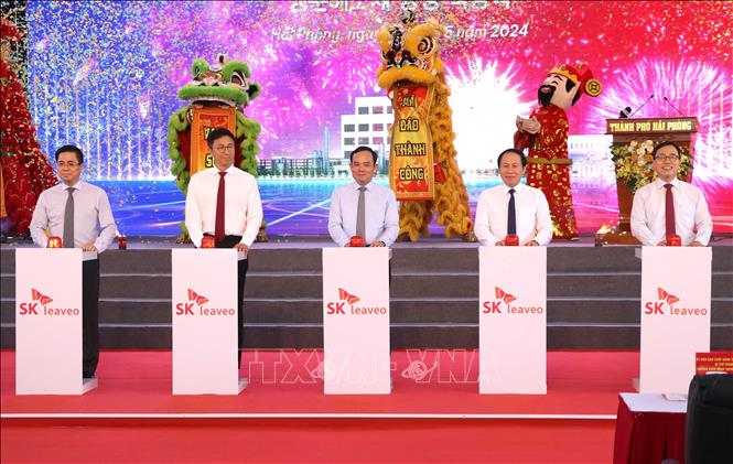 Phó Thủ tướng Trần Lưu Quang cùng các đại biểu phát lệnh khởi công Nhà máy sản xuất vật liệu phân hủy sinh học công nghệ cao ECOVANCE. Ảnh: Hoàng Ngọc - TTXVN