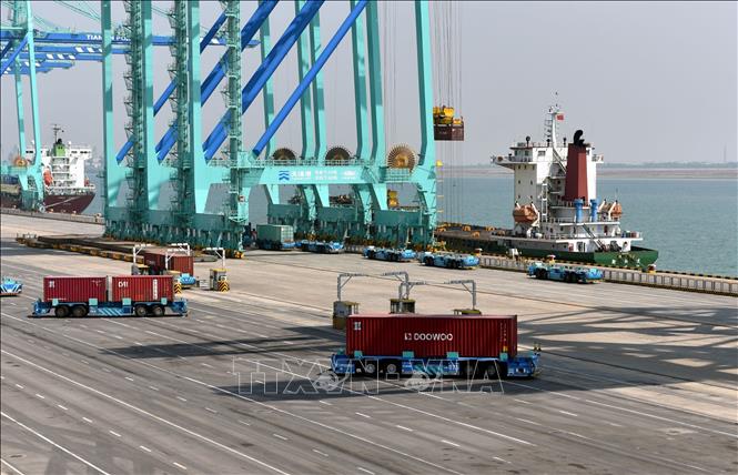 Hoạt động bốc dỡ container tự động hóa tại cảng Thiên Tân. Ảnh: Thành Dương - PV TTXVN tại Trung Quốc