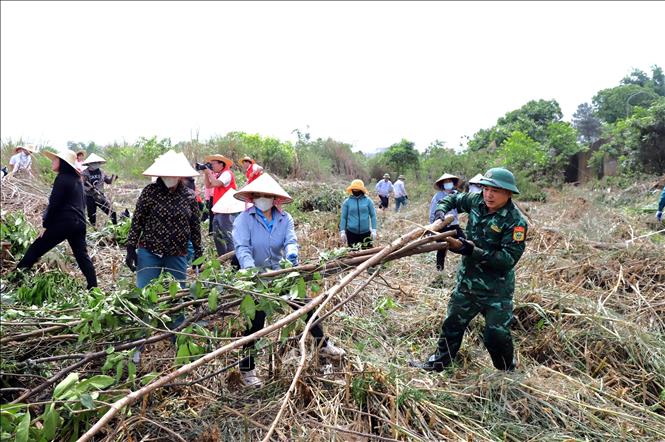 The authorities of Hoanh Mo commune of Binh Lieu district, the northeastern province of Quang Ninh, coordinate with their Chinese counterparts from Fangchenggang city’s Dong Zhong town to clean up the environment along the shared border river from May 9 to 11. VNA