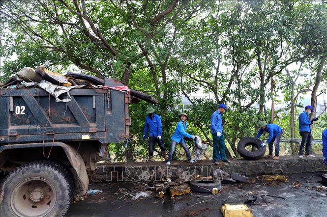 The authorities of Hoanh Mo commune of Binh Lieu district, the northeastern province of Quang Ninh, coordinate with their Chinese counterparts from Fangchenggang city’s Dong Zhong town to clean up the environment along the shared border river from May 9 to 11. VNA