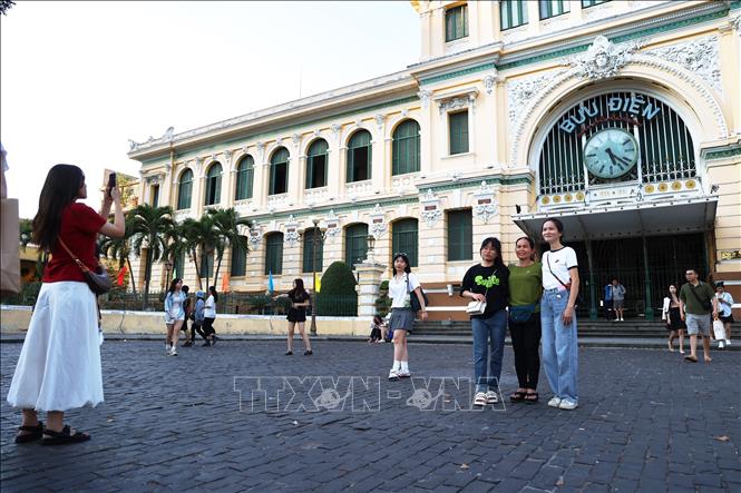 Khách du lịch check-in Bưu điểm Trung tâm, công trình kiến trúc - văn hóa nổi tiếng bậc nhất Thành phố Hồ Chí Minh. Ảnh (tư liệu): Hồng Đạt - TTXVN
