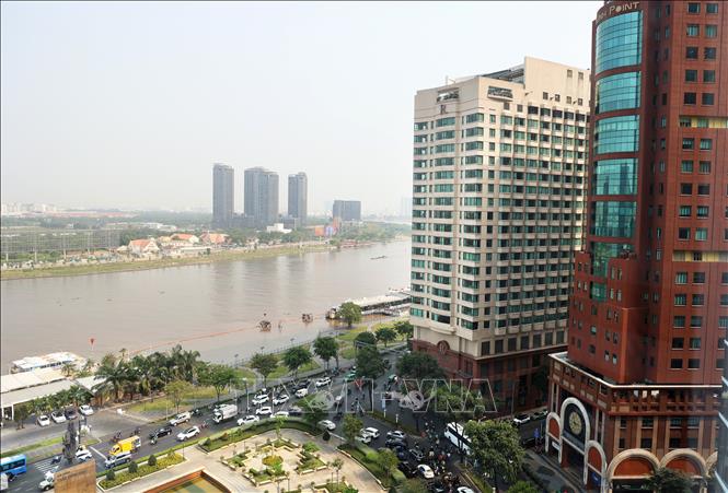 Một góc trung tâm Thành phố Hồ Chí Minh sôi động bên sông Sài Gòn. Ảnh (tư liệu): Hồng Đạt - TTXVN
