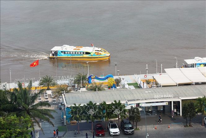 Khách tham quan du lịch Thành phố Hồ Chí Minh trên sông Sài Gòn cập bến Bạch Đằng, Quận 1. Ảnh (tư liệu): Hồng Đạt - TTXVN

