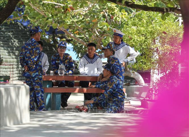 Chiến sĩ nghỉ ngơi dưới bóng cây rợp mát trên đảo Sinh Tồn Đông. Ảnh: Hoàng Hiếu – TTXVN