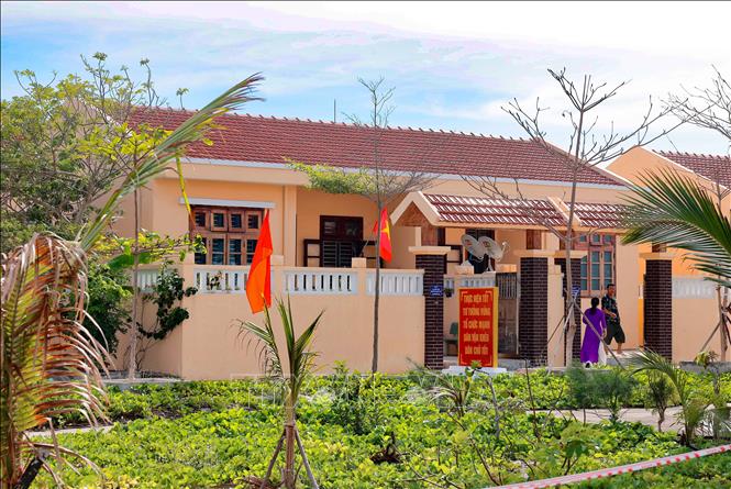 Màu xanh của cây cối hoà cùng những ngôi nhà mới khang trang giúp đời sống quân và dân trên đảo Đá Tây A thêm an nhiên. Ảnh: Hoàng Hiếu – TTXVN