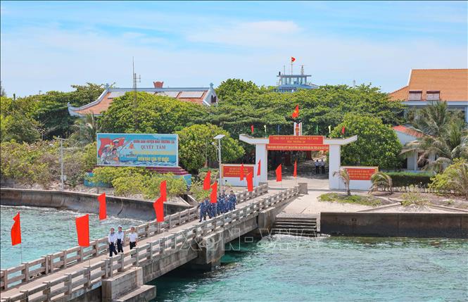 Ngày nay, đảo Trường Sa lớn đã được che phủ bởi màu xanh của nhiều cây lớn, tạo bóng mát, giúp điều hoà khí hậu. Ảnh: Hoàng Hiếu – TTXVN