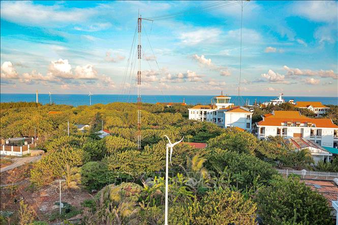 Cùng với màu xanh trời và biển, màu xanh của cây cối trên đảo Trường Sa lớn đang giúp khí hậu nơi đây trở nên thân thiện với con người hơn. Ảnh: Hoàng Hiếu – TTXVN