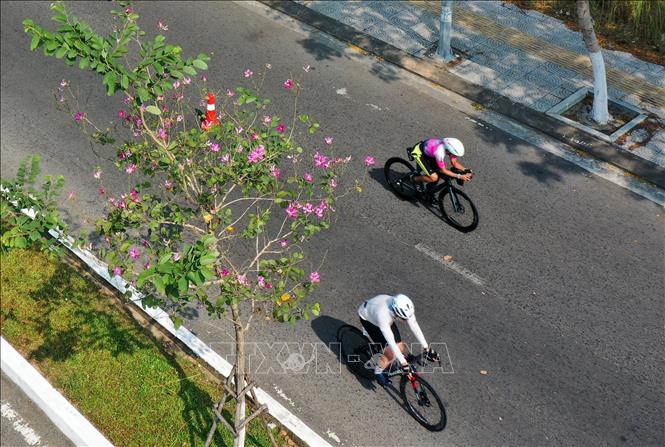 Bikers on a 90-kilometre course at the IRONMAN 70.3 event. VNA Photo: Trần Lê Lâm