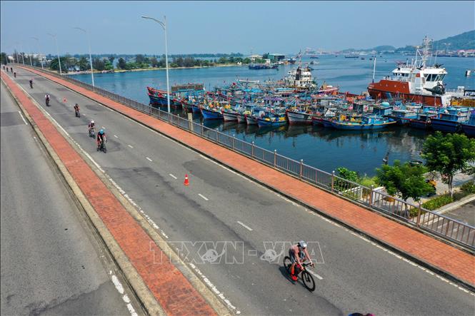Bikers ride on Man Quang bridge in Da Nang. VNA Photo: Trần Lê Lâm