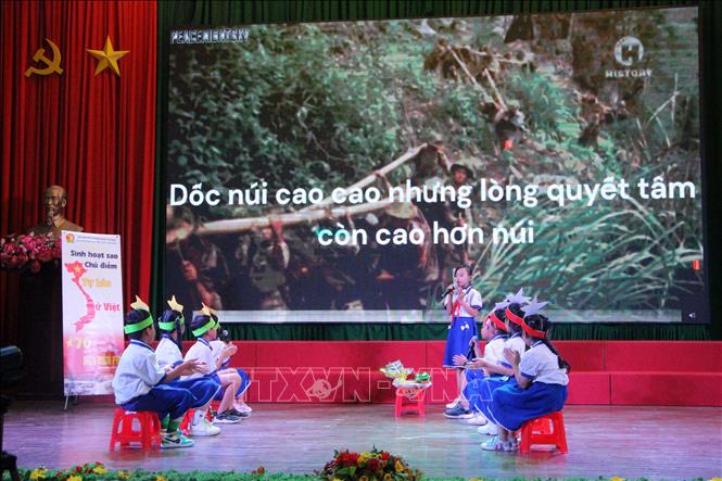 Một phần thi trong Hội thi Phụ trách Sao giỏi thành phố tổ chức cùng ngày có nội dung thuyết trình về Chiến dịch Điện Biên Phủ. Ảnh: Trung Kiên - TTXVN