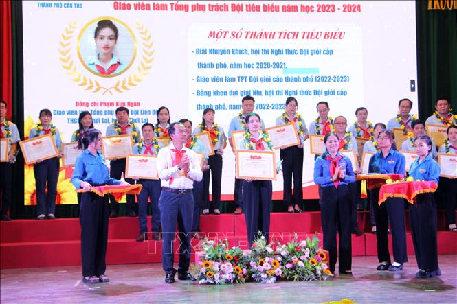 Ban tổ chức tuyên dương giáo viên là Tổng Phụ trách Đội tiêu biểu của thành phố. Ảnh: Trung Kiên - TTXVN