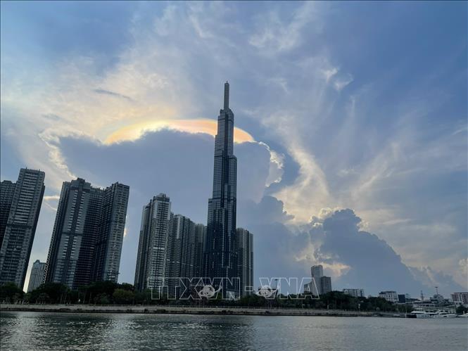 Rainbow clouds, also known as cloud iridescence or mother-of-pearl, are caused by water droplets or small ice crystals individually scattering light. VNA Photo: Lưu Niệm 
