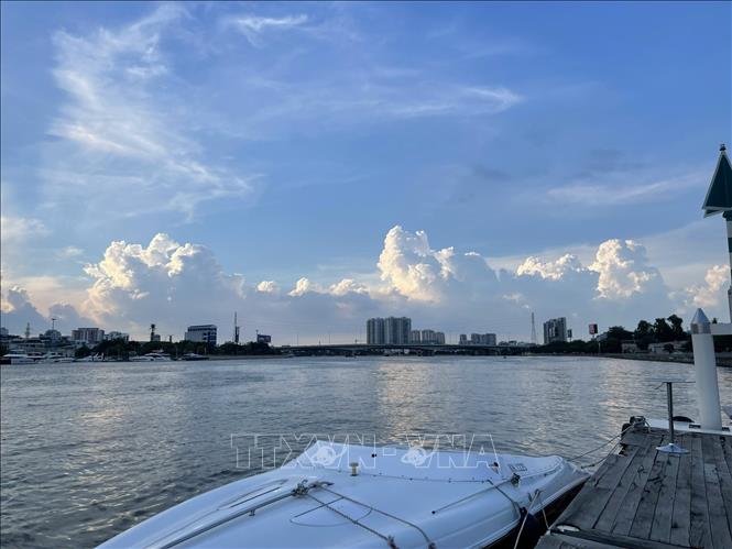 Rainbow clouds is a colorful optical phenomenon that occurs in a cloud and appears in the general proximity of the Sun or Moon. VNA Photo: Lưu Niệm 
