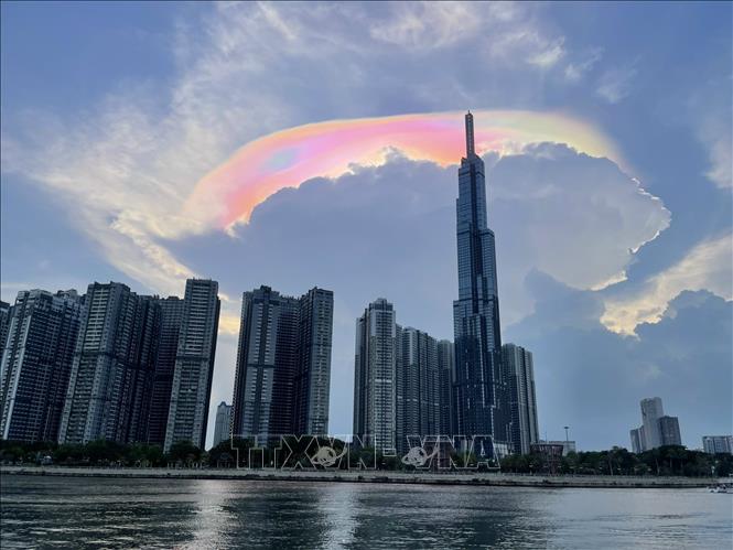 Rainbow clouds, also known as cloud iridescence, is a colorful optical phenomenon that occurs in a cloud and appears in the general proximity of the Sun or Moon. VNA Photo: Lưu Niệm 