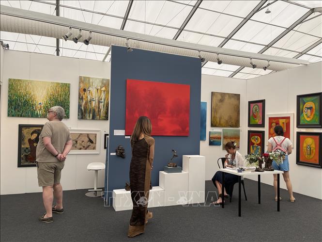 Hanoi Art House displays artworks of six artists, including Thanh Chuong, Phuong Binh, Bui Trong Du, Hoang Duc Dzung, Nguyen Minh Son, and Dinh Ngoc Thang. VNA Photo: Minh Hợp