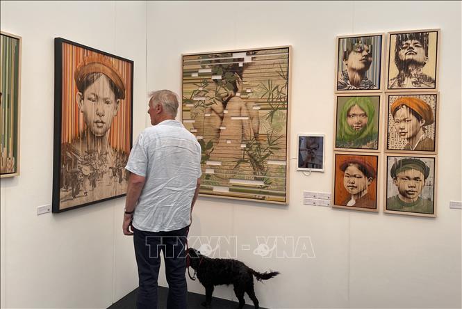 Thang Long Art Gallery displays wood-burn paintings by Ngo Van Sac. VNA Photo: Minh Hợp