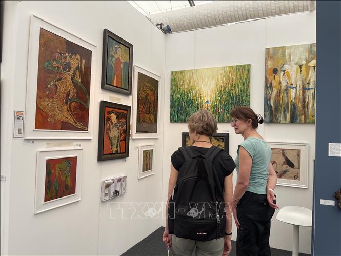 Hanoi Art House displays lacquer paintings by Phuong Binh. VNA Photo: Minh Hợp