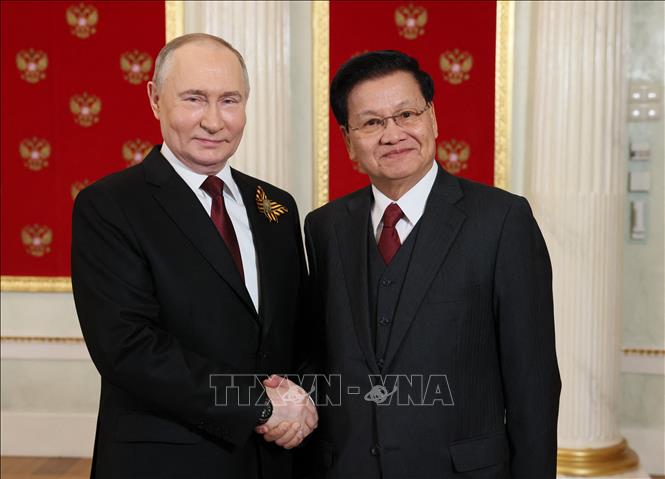 Tổng thống Nga Vladimir Putin (trái) và Chủ tịch Lào Thongloun Sisoulith tại cuộc gặp ở Moskva ngày 9/5/2024. Ảnh: AFP/TTXVN