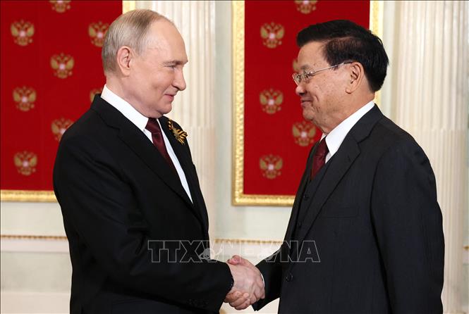 Tổng thống Nga Vladimir Putin (trái) và Chủ tịch Lào Thongloun Sisoulith tại cuộc gặp ở Moskva ngày 9/5/2024. Ảnh: AFP/TTXVN