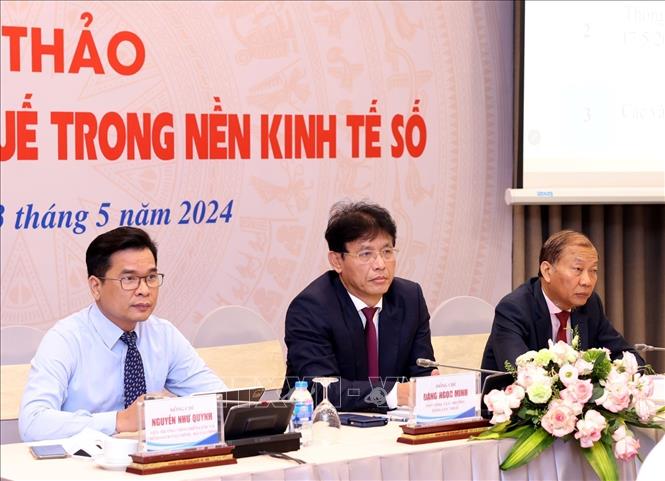 Ông Đặng Ngọc Minh (giữa), Phó tổng cục trưởng Tổng cục Thuế (Bộ Tài chính); ông Nguyễn Như Quỳnh (trái), Viện trưởng Viện Chiến lược và Chính sách Tài chính; ông Hoàng Quang Phòng, Phó chủ tịch Liên đoàn Thương mại và Công nghiệp Việt Nam (VCCI) đồng chủ trì Hội thảo. Ảnh: Phạm Hậu - TTXVN