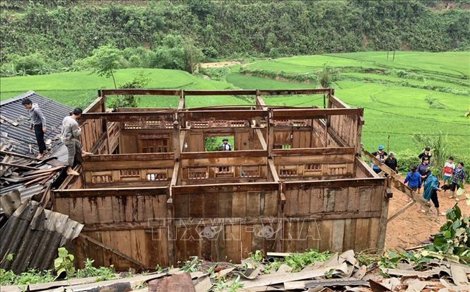 Một ngôi nhà thuộc huyện Văn Bàn bị sập, tốc mái. Ảnh: TTXVN phát