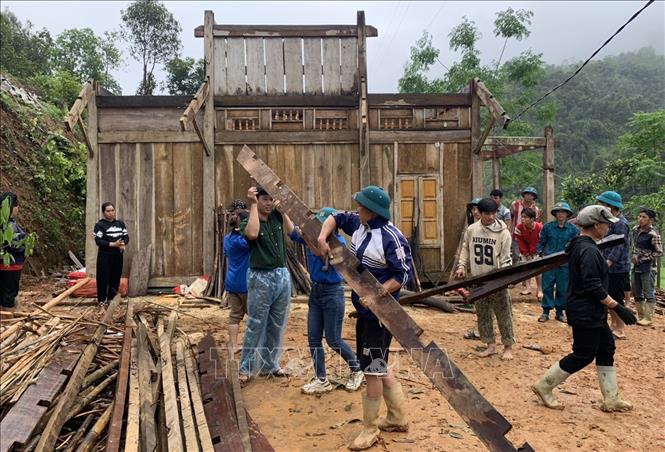 Người dân huyện Văn Bàn khắc phục hậu quả sau mưa lũ. Ảnh: Quốc Khánh - TTXVN