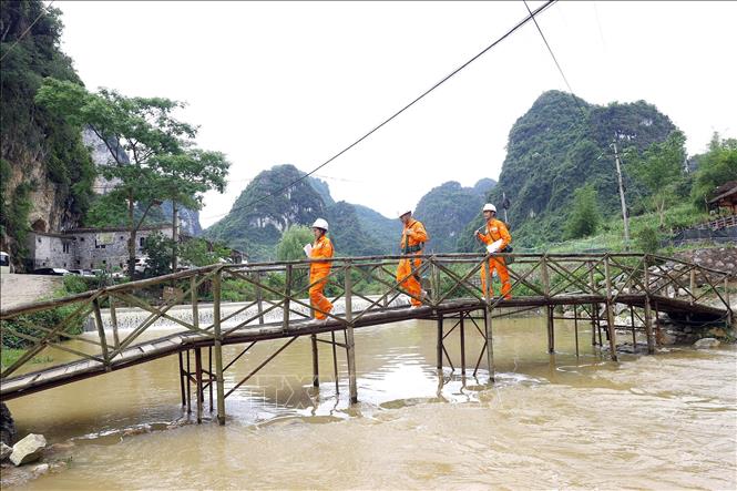 Điện lực Cao Bằng đang tập trung mọi nguồn lực phấn đấu đến năm 2025, 100% hộ dân trên địa bàn tỉnh được sử dụng điện lưới quốc gia. Ảnh: Huy Hùng - TTXVN