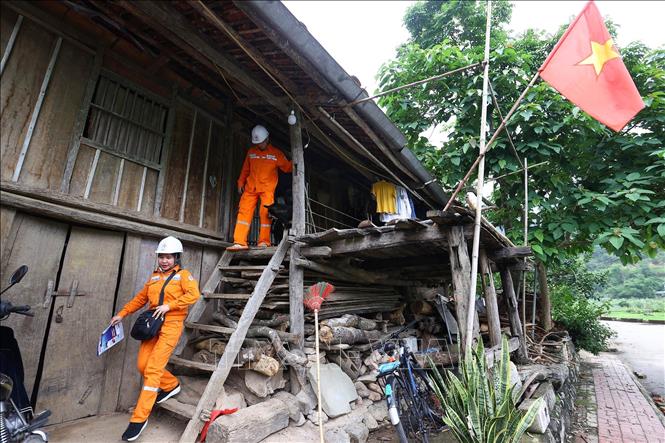 Công nhân điện lực Hà Quảng đi tuyên truyền cách sử dụng điện an toàn, tiết kiệm tại xã Trường Hà. Ảnh: Huy Hùng - TTXVN