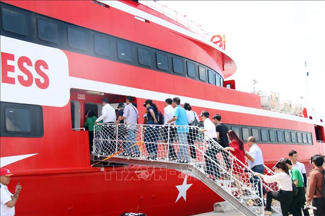 Delegates experience a high-speed boat trip. VNA Photo: Tiến Lực