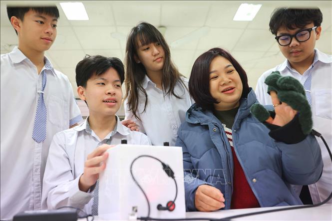 Sản xuất và kinh doanh thiết bị phục hồi chức năng cho người hạn chế vận động và sau tai biến là đề tài khởi nghiệp của nhóm học sinh Hà Nội đã đạt giải Nhất cuộc thi. Ảnh: Thanh Tùng - TTXVN 