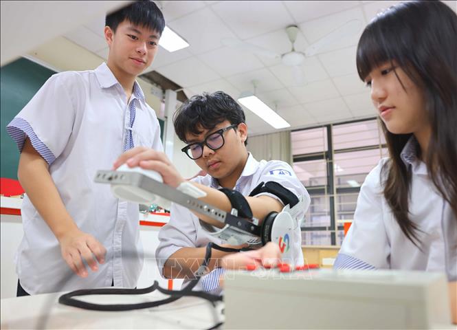 Học sinh Trường THPT chuyên Hà Nội - Amsterdam cùng nghiên cứu, chế tạo 