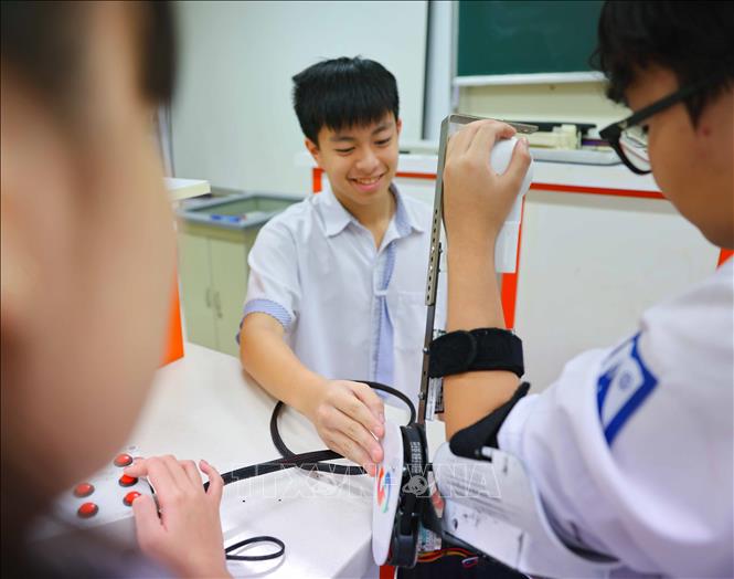 Học sinh Trường THPT chuyên Hà Nội - Amsterdam cùng nghiên cứu, chế tạo 