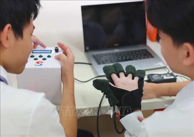 Sản xuất và kinh doanh thiết bị phục hồi chức năng cho người hạn chế vận động và sau tai biến là đề tài khởi nghiệp đã đạt giải Nhất cuộc thi Học sinh, sinh viên với ý tưởng khởi nghiệp năm 2024. Ảnh: Thanh Tùng - TTXVN 