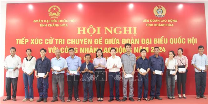 Đại diện Đoàn Đại biểu Quốc hội tỉnh Khánh Hòa tặng quà cho người lao động, đoàn viên công đoàn có hoàn cảnh khó khăn. Ảnh: Phan Sáu - TTXVN