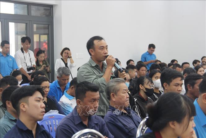 Cử tri đặt câu hỏi, vấn đề liên quan đến Luật Công đoàn sửa đổi và Luật Bảo hiểm xã hội sửa đổi. Ảnh: Phan Sáu - TTXVN
