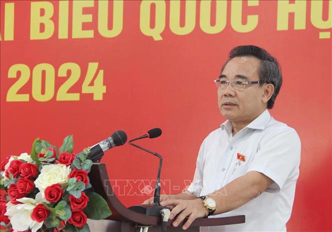 Ông Lê Hữu Trí, Phó Trưởng đoàn Đại biểu Quốc hội chuyên trách tỉnh Khánh Hòa giải đáp các thắc mắc của cử tri. Ảnh: Phan Sáu - TTXVN