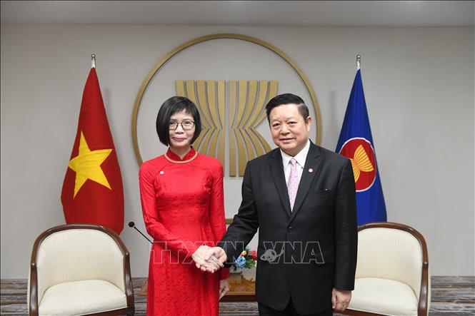 Đại sứ Tôn Thị Ngọc Hương và Tổng Thư ký ASEAN Kao Kim Hourn tại lễ trình Thư Ủy nhiệm. Ảnh: TTXVN phát